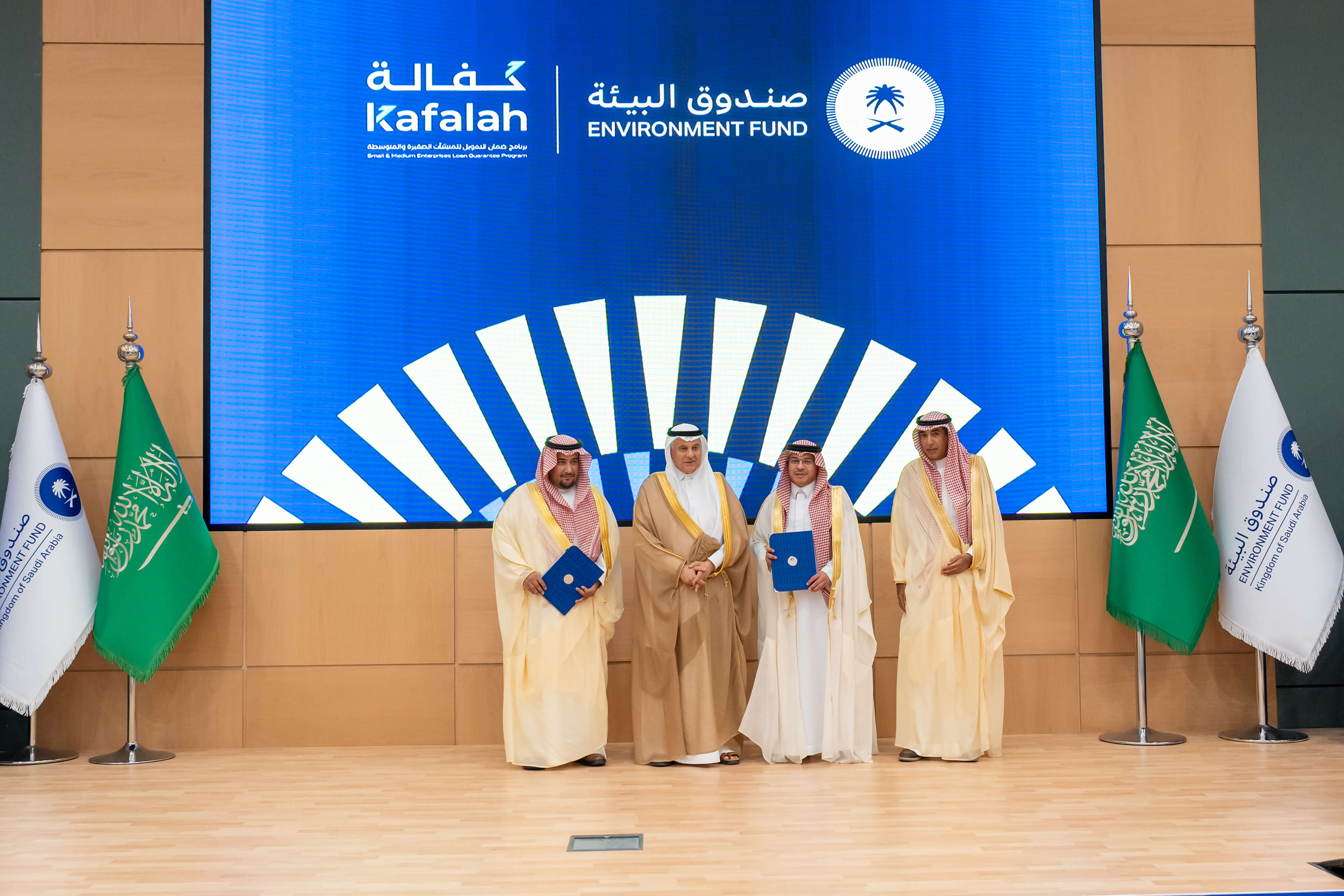 وزير البيئة يشهد توقيع اتفاقية لإطلاق ضمانات قروض ومنح تحفز الاستثمار في المشاريع البيئية بالممل ....