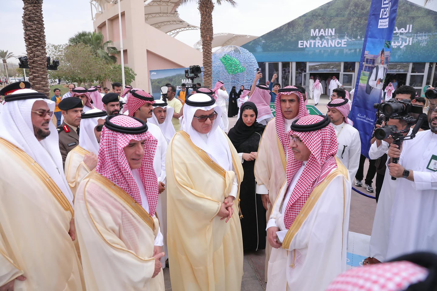 وزير البيئة يدشّن "القائد الأخضر" إحدى مبادرات صندوق البيئة للتعليم والابتكار لتعزيز الوعي في مد ....