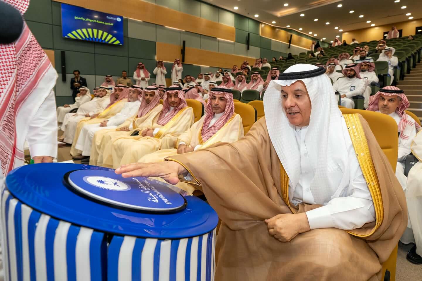 وزير "البيئة" يدشّن المنصة الإلكترونية لبرنامج الحوافز والمنح في قطاع البيئة